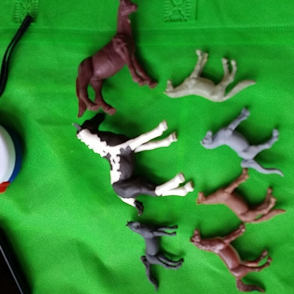 Assorted Horse Figurine Set - Black, Brown, Gray - Set Of 7. - Picture 10 of 10